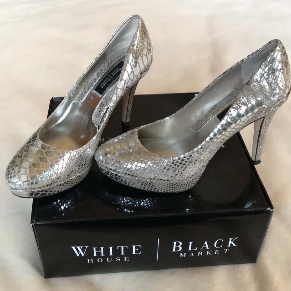 Silver snake print pumps